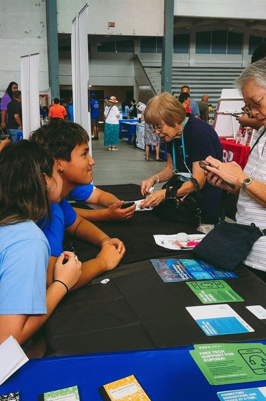 A Tech Savvy Teens volunteer at a community tech support session